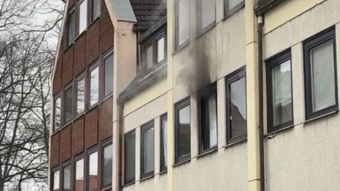 FW Helmstedt: Wohnungsbrand mit Personenrettung
