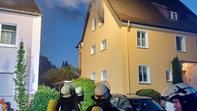 FW Horn-Bad Meinberg: Feuer in Zimmer macht Wohnung unbewohnbar - vorgehende Trupps unter Null-Sicht