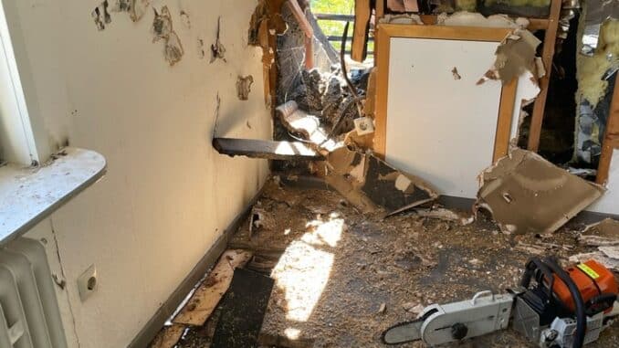 FW Horn-Bad Meinberg: Gemeldeter Brand eines Dachstuhls endet glimpflich - keine Verletzten