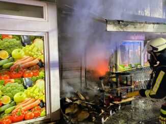 FW Horn-Bad Meinberg: Gemeldeter Wohnungsbrand - Feuer zerstört Geschäftsräume