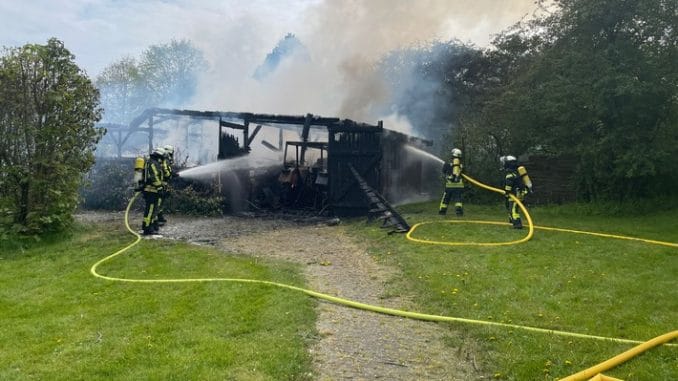 FW Horn-Bad Meinberg: Grillhütte mit Anbau brennt komplett aus - Gasflasche geborgen