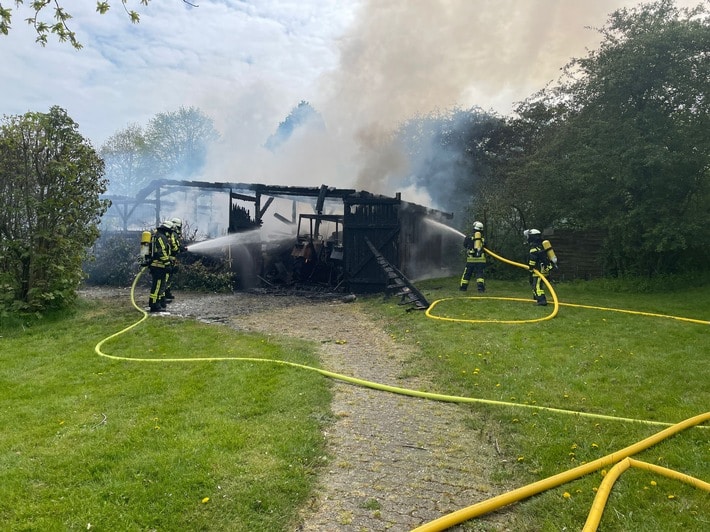 FW Horn-Bad Meinberg: Grillhütte mit Anbau brennt komplett aus - Gasflasche geborgen