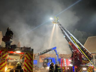 FW Horn-Bad Meinberg: Großbrand zerstört landwirtschaftliches Gebäude - über 100 Feuerwehrleute im Einsatz