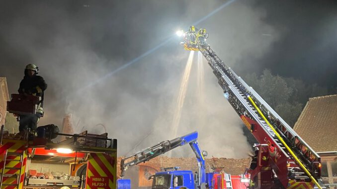 FW Horn-Bad Meinberg: Großbrand zerstört landwirtschaftliches Gebäude - über 100 Feuerwehrleute im Einsatz