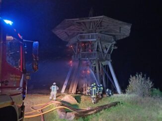 FW Horn-Bad Meinberg: Hölzerner Aussichtsturm -Eggeturm- durch Brand schwer beschädigt - eine Person noch auf Aussichtsplattform