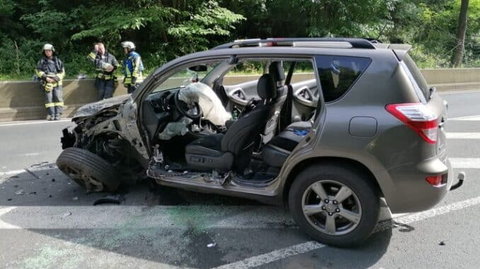 FW Horn-Bad Meinberg: Schwerer Verkehrsunfall auf Bundesstraße - Frontalzusammenstoß zwischen PKW und LKW mit schwerverletzter Person