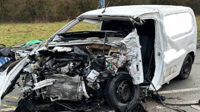 FW Horn-Bad Meinberg: Schwerer Verkehrsunfall auf der B 1 mit 3 tödlich verletzten Personen