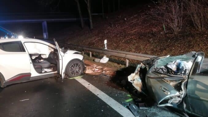 FW Horn-Bad Meinberg: Schwerer Verkehrsunfall mit 3 teils schwerst verletzten Personen - Frau wird in PKW eingeklemmt - Kleinkind ebenfalls schwer verletzt