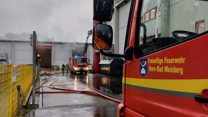 FW Horn-Bad Meinberg: Staubexplosion in Holzheizkraftwerk - Glutnester sorgen für langwierigen Feuerwehreinsatz