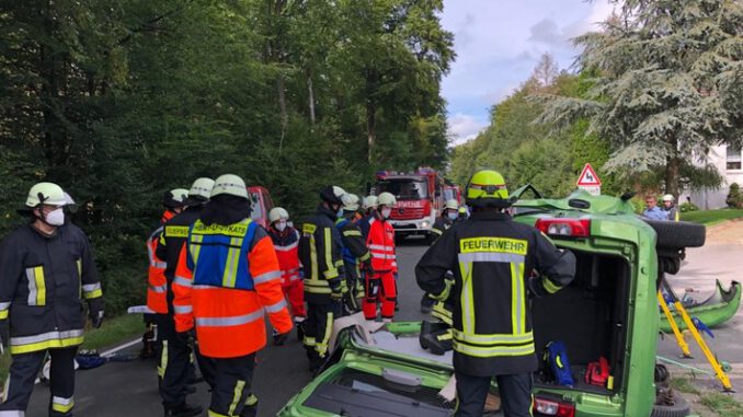 FW Horn-Bad Meinberg: Verkehrsunfall mit eingeklemmter Person; 1 Person aus PKW befreit