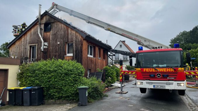 FW Horn-Bad Meinberg: Wohnhaus durch Feuer komplett zerstört - Feuerwehr 10 Stunden im Einsatz