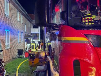 FW Horn-Bad Meinberg: Zimmerbrand in Mehr-Parteienhaus - Frau (53) verstirbt in Brandwohnung - 5 weitere Personen gerettet