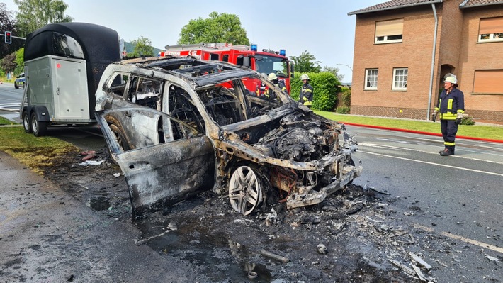 FW Hüllhorst: Pkw-Brand und Verkehrsunfall