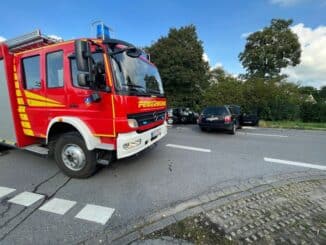 FW Hünxe: Auslaufende Betriebsmittel nach Verkehrsunfall