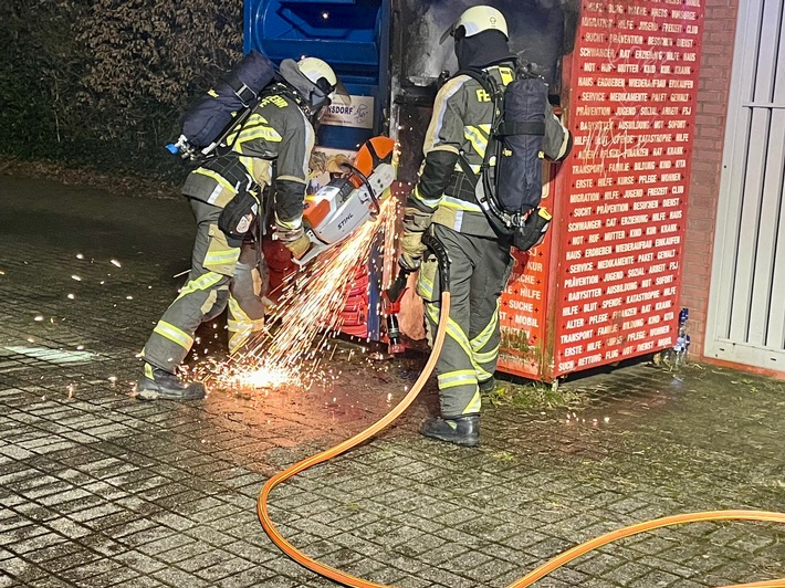 FW Hünxe: Brand eines Altkleidercontainers