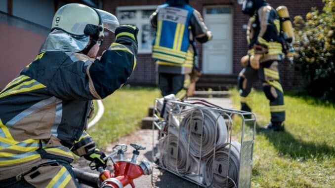 FW Hünxe: Feuer - Person in Gefahr
