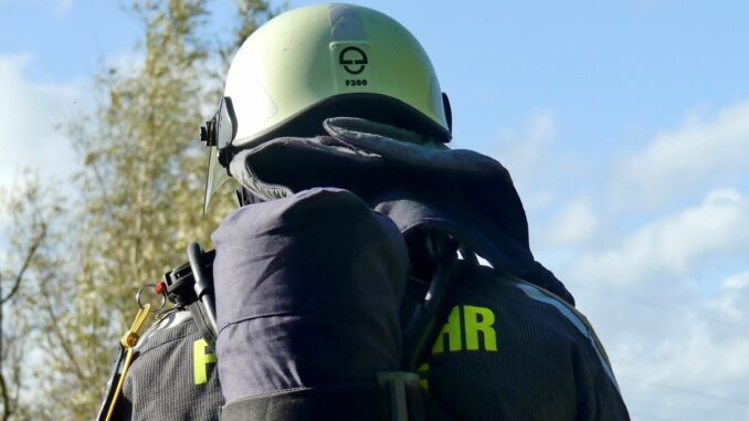 FW Hünxe: Feuerwehr beseitigt im Wald entsorgtes Chemikalienfass