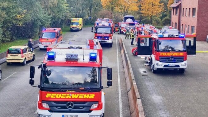 FW Hünxe: Feuerwehren aus Hünxe, Hamminkeln und Voerde proben den Ernstfall am Institut der Feuerwehr in Münster