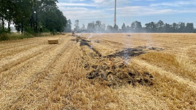 FW Hünxe: Flächenbrand bei Erntearbeiten in Schermbeck