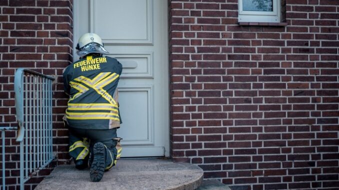 FW Hünxe: Gestürzte Person in verschlossener Wohnung