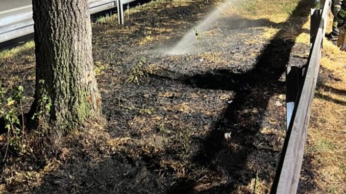 FW Hünxe: Grünstreifen auf der A3 in Brand geraten