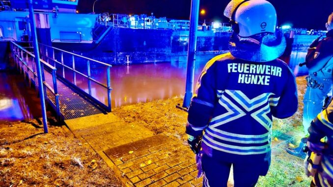 FW Hünxe: Kollision zweier Schiffe - Havarie auf dem Wesel-Datteln-Kanal