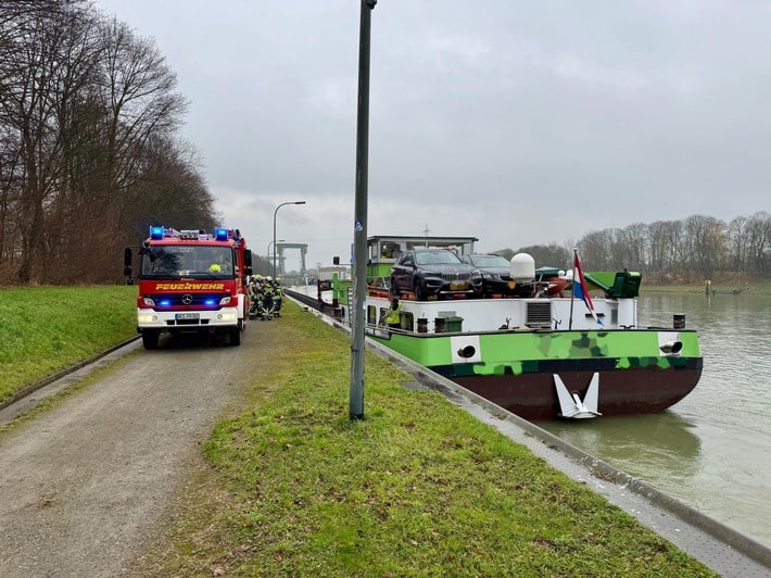 FW Hünxe: Medizinischer Notfall auf einem Schiff und ausgelöste Brandmeldeanlage