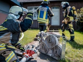 FW Hünxe: Mülltonnenbrand