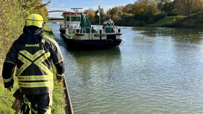 FW Hünxe: Öl auf Wasser durch Baumaschine