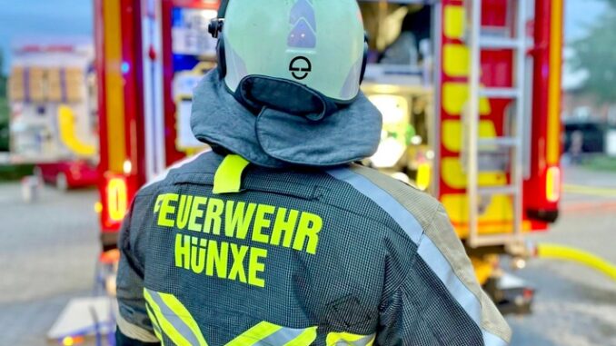 FW Hünxe: Person unter Lkw-Auflieger eingeklemmt