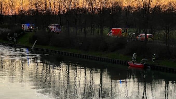 FW Hünxe: Personensuche im Wasser