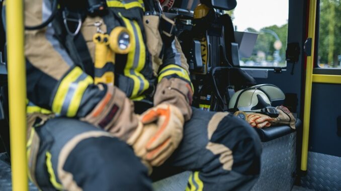 FW Hünxe: Pkw-Brand in voller Ausdehnung