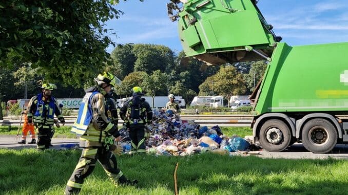 FW Hünxe: Rauchentwicklung aus der Ladung eines Entsorgungsfahrzeugs
