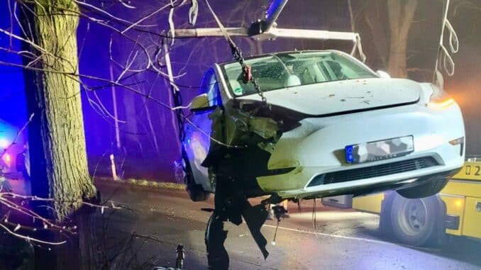 FW Hünxe: Tesla kollidierte mit einem Baum