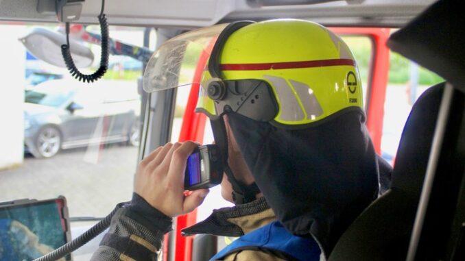 FW Hünxe: Umgestürzter Telefonmast blockierte die Straße