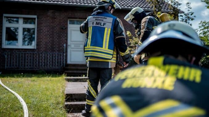 FW Hünxe: Zimmerbrand mit zwei Verletzten