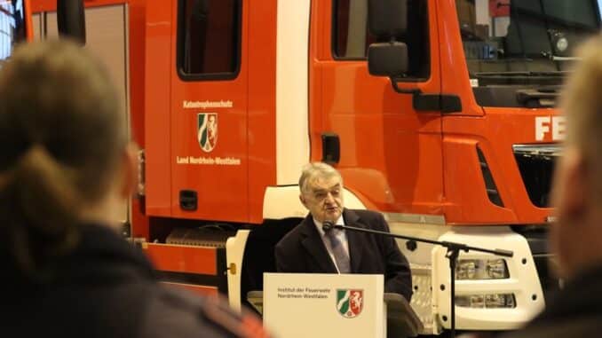 FW Institut NRW: Innenminister Herbert Reul übergibt vier Löschgruppenfahrzeuge für den Katastrophenschutz an vier Feuerwehren in NRW