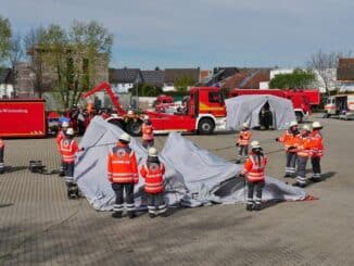 FW-KA: DekonV 50 Einheit Karlsruhe-Land beübt die Dekontamination von vielen Verletzten.