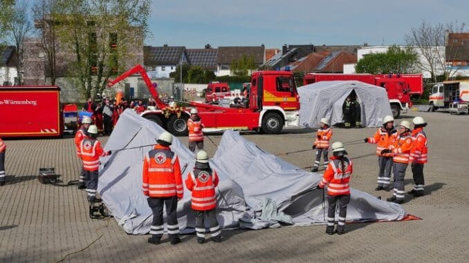 FW-KA: DekonV 50 Einheit Karlsruhe-Land beübt die Dekontamination von vielen Verletzten.