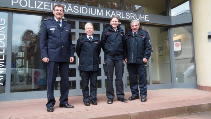 FW-KA: Die Feuerwehr sagt dem scheidenden Polizeipressesprecher Danke.