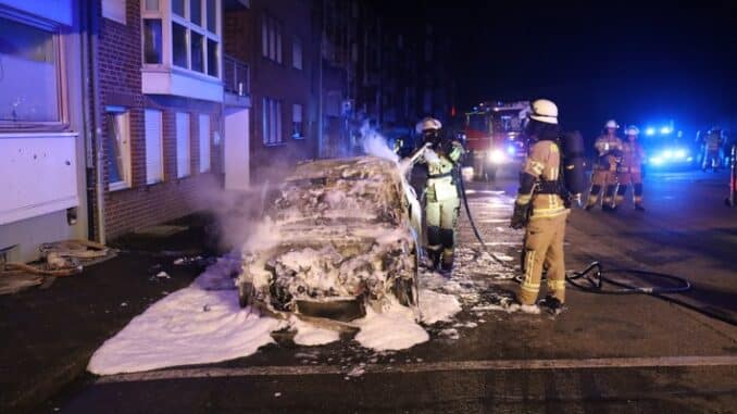 FW-KLE: Brand eines Pkw an der Borselstege in Kleve