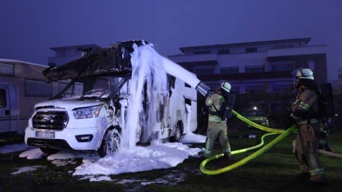 FW-KLE: Brand eines Wohnmobils