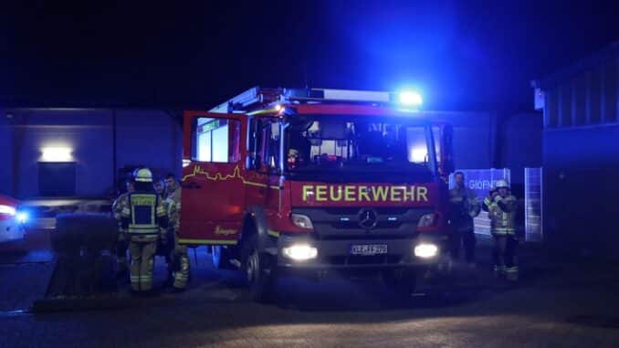 FW-KLE: Brand in Autowerkstatt von Mitarbeitern selber gelöscht