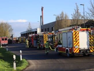 FW-KLE: Brand in verrauchtem Industriegebäude konnte gefunden und gelöscht werden