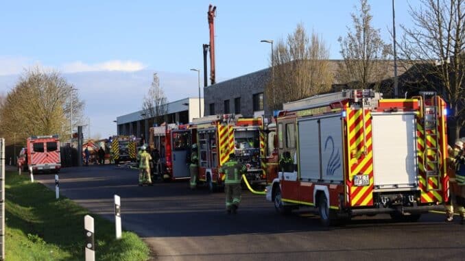 FW-KLE: Brand in verrauchtem Industriegebäude konnte gefunden und gelöscht werden