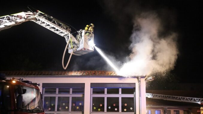 FW-KLE: Brand zerstört Teile der Grundschule