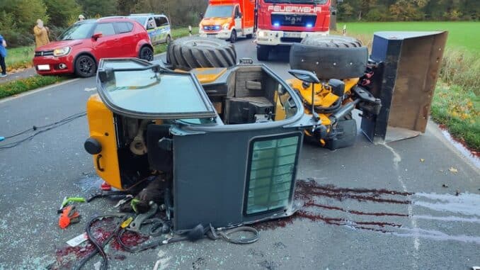 FW-KLE: Bus kollidiert mit Kleinbagger