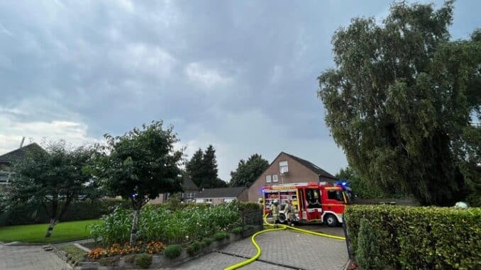 FW-KLE: Dach durch Blitzschlag abgedeckt