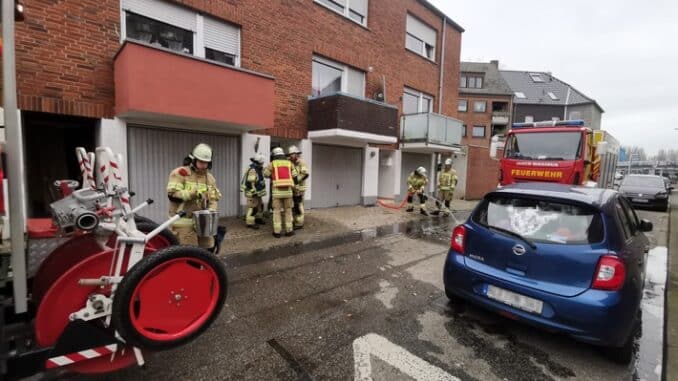 FW-KLE: Drei Keller an der Turmstraße standen voll Wasser