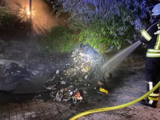 FW-KLE: Dritter Brand im Fahnenkamp: Müllcontainer steht in Flammen